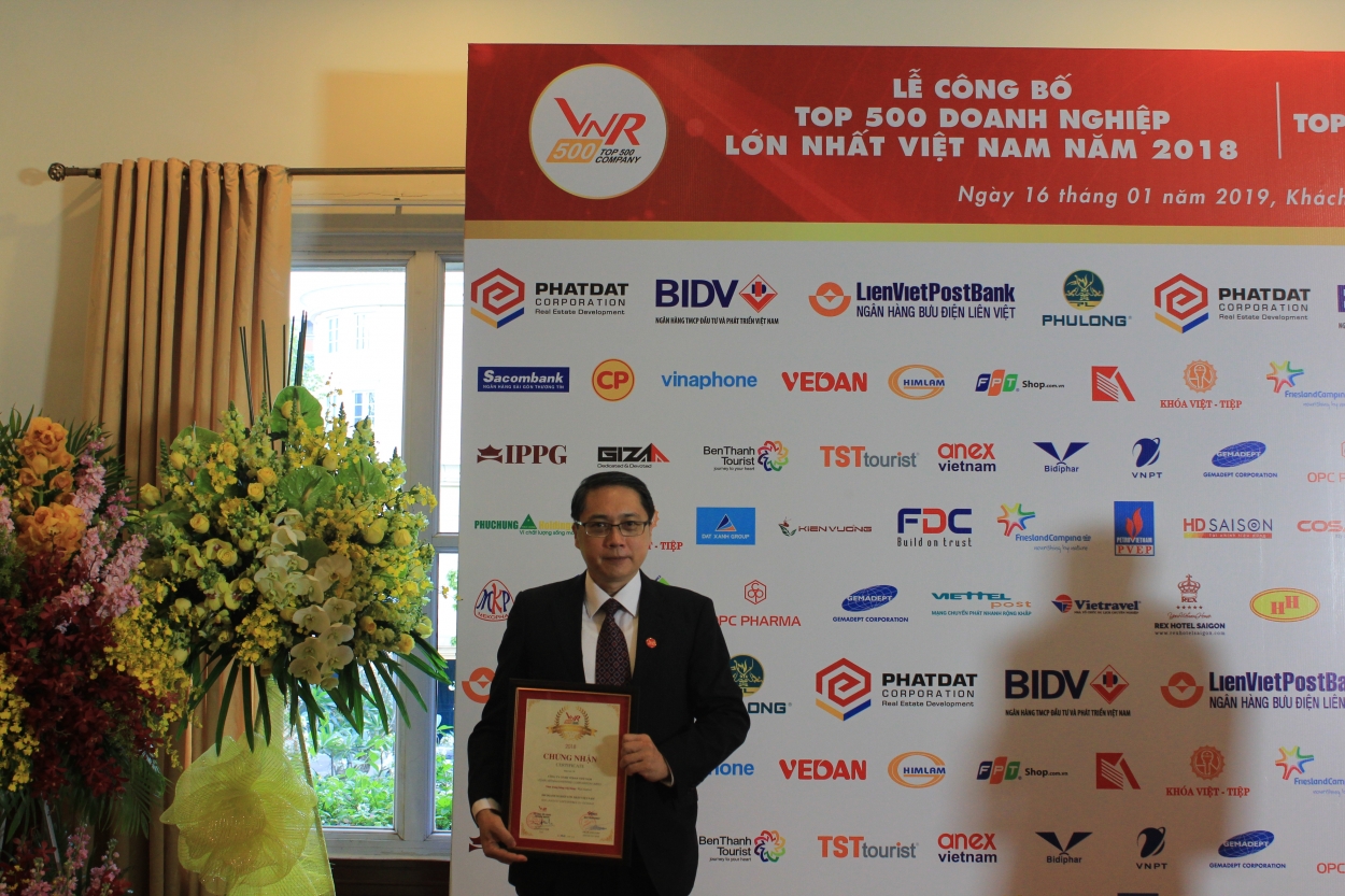 Ông Ni Chih Hao - Phó Tổng Giám đốc điều hành Vedan nhận chứng nhận