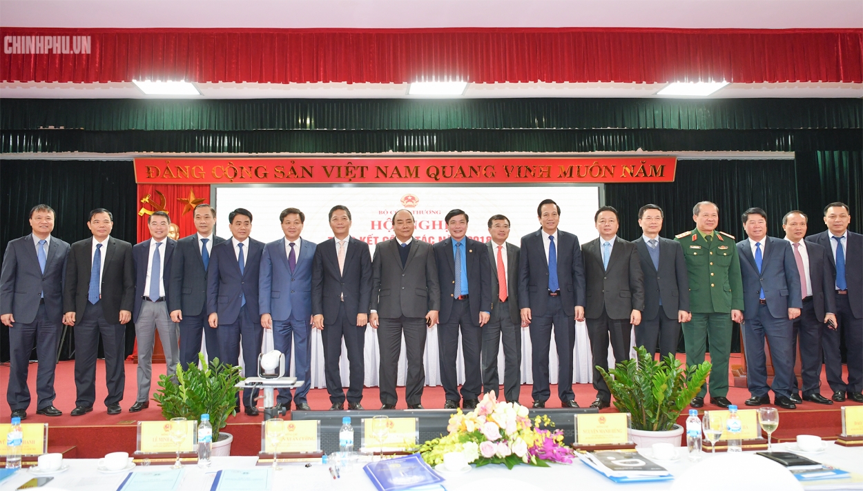 Thủ tướng Nguyễn Xuân Phúc cùng các đại biểu chụp ảnh lưu niệm.