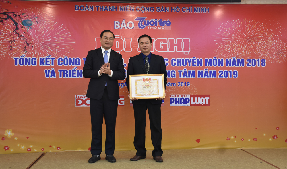 Đồng chí Nguyễn Ngọc Việt, UVBTV Trung ương Đoàn, Bí thư Đảng ủy, Bí thư Thành đoàn, Chủ tịch Hội LHTN thành phố Hà Nội trao bằng khen của Trung ương Đoàn tới đồng chí Ngô Vương Tuấn, Phó bí thư chi bộ,Phó tổng biên tập báo Tuổi trẻ Thủ đô