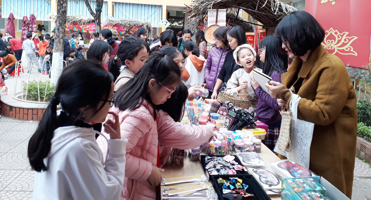 Các em học sinh thăm quan các gian hàng tại hội chợ Xuân