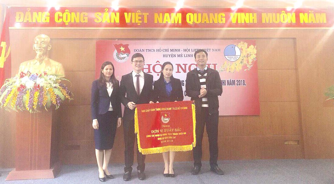 Huyện đoàn Mê Linh nhận cờ thi đua xuất sắc năm 2018 của Trung ương đoàn
