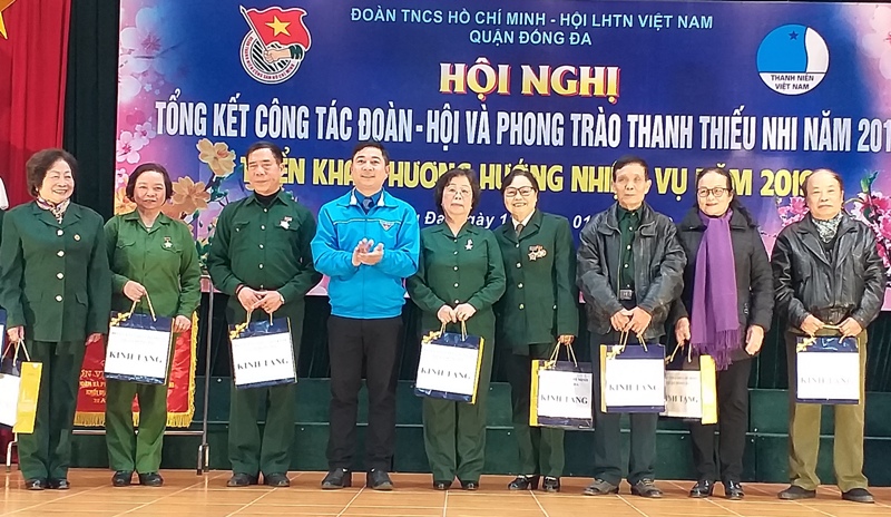 Quận đoàn Đống Đa tặng quà tới các đồng chí cựu thanh niên xung phonng