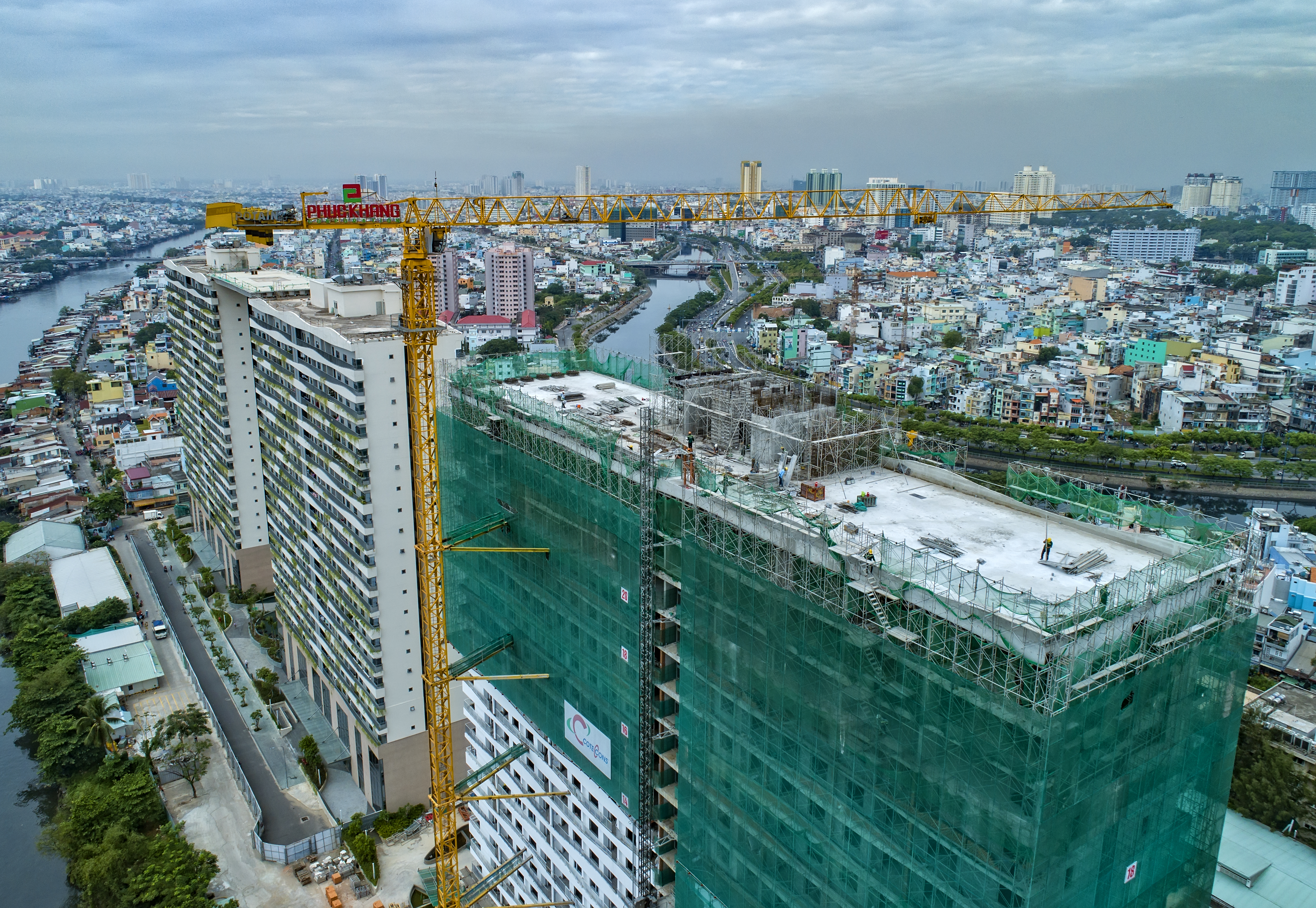 Cất nóc Tháp C Diamond Lotus Riverside - Bức tường xanh khổng lồ giữa lòng Sài Gòn