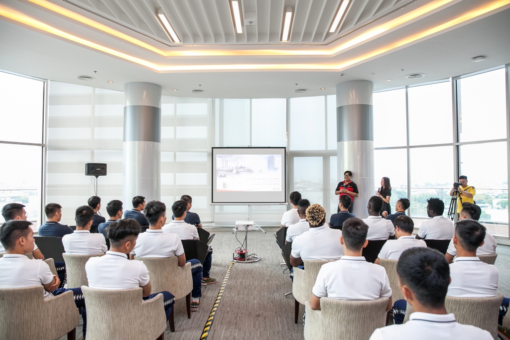 Đại diện SCG chào đón và giới thiệu về các giải pháp tiếp cận bền vững của công ty được tích hợp tại trụ sở, bao gồm công nghệ Công trình xanh, Tấm năng lượng mặt trời tạo năng lượng cho tương lai, và Trung tâm chăm sóc sức khỏe với phòng khám và trung tâm thể dục dành riêng cho nhân viên SCG