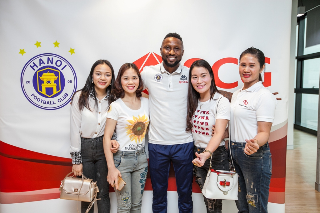 Người hâm mộ Hà Nội FC trên đất Thái thể hiện sự ngưỡng mộ với Thành Lương, Văn Quyết và Samson - những cầu thủ chủ chốt của CLB