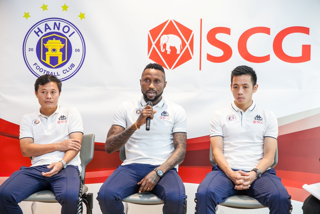 Các ngôi sao của Hà Nội FC truyền cảm hứng cho giới trẻ Việt Nam tại Thái Lan về niềm đam mê bóng đá