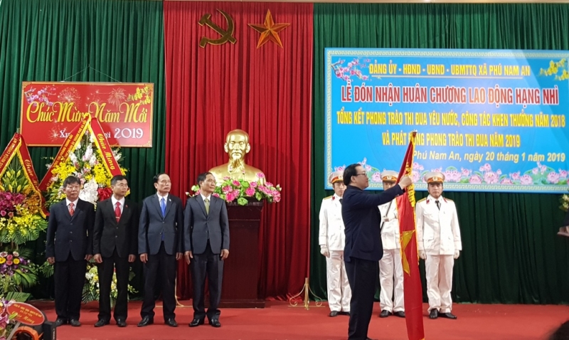 Bí thư Thành ủy Hoàng Trung Hải trao Huân chương Lao động hạng Nhì cho Đảng bộ, Chính quyền và Nhân dân xã Phú Nam An