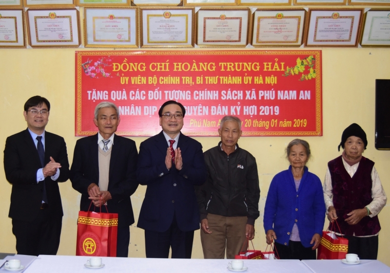 Bí thư Thành ủy Hoàng Trung Hải tặng quà Tết cho các gia đình đối tượng chính sách, có hoàn cảnh khó khăn