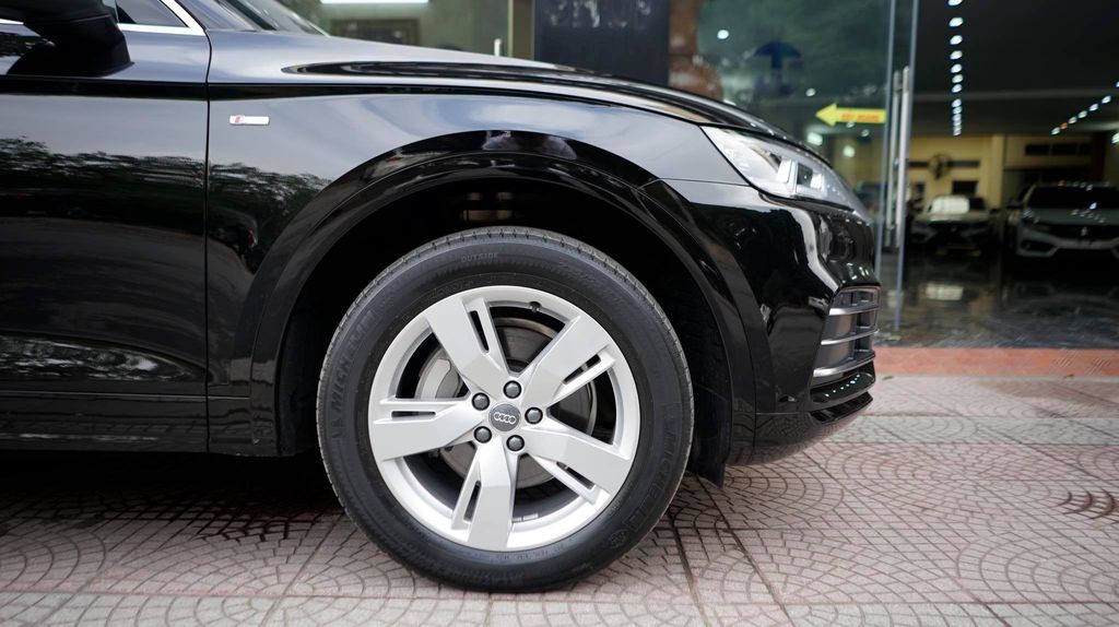 Bộ vành kích thước 18 inch 5 chấu đi kèm lốp hàng hiệu Michelin dầy sẽ đem lại cảm giác êm ái cho người sử dụng
