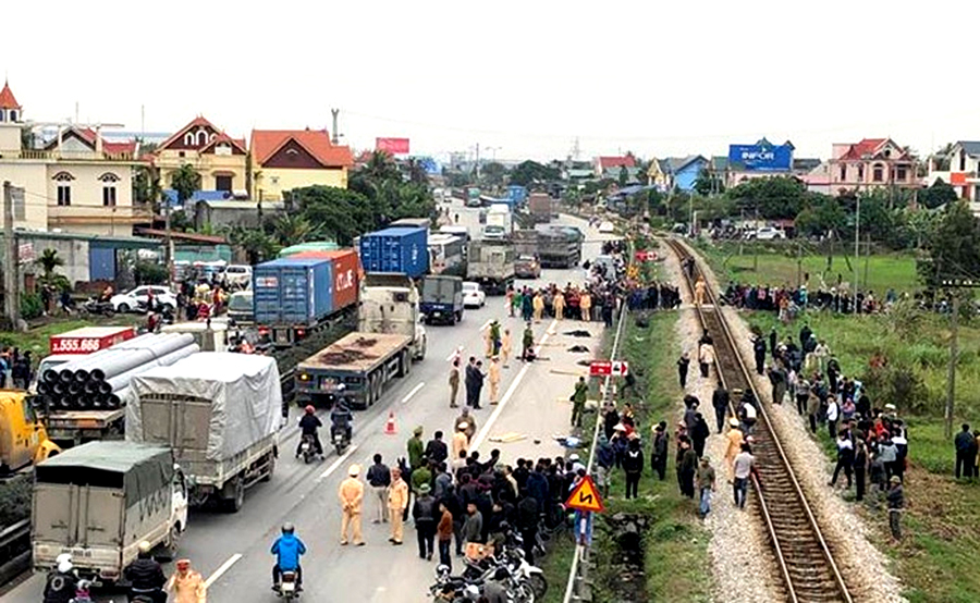 Hiện trường vụ tai nạn giao thông nghiêm trọng làm 15 người thương vong ở QL5