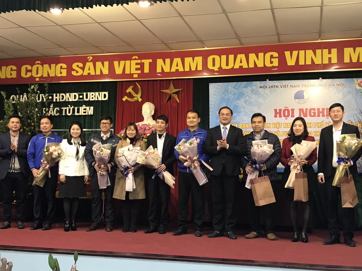 Chia tay các đồng chí thôi tham gia Ủy ban Hội và chúc mừng các đồng chí được bầu bổ sung vào Ủy ban Hội LHTN Thành phố Hà Nội