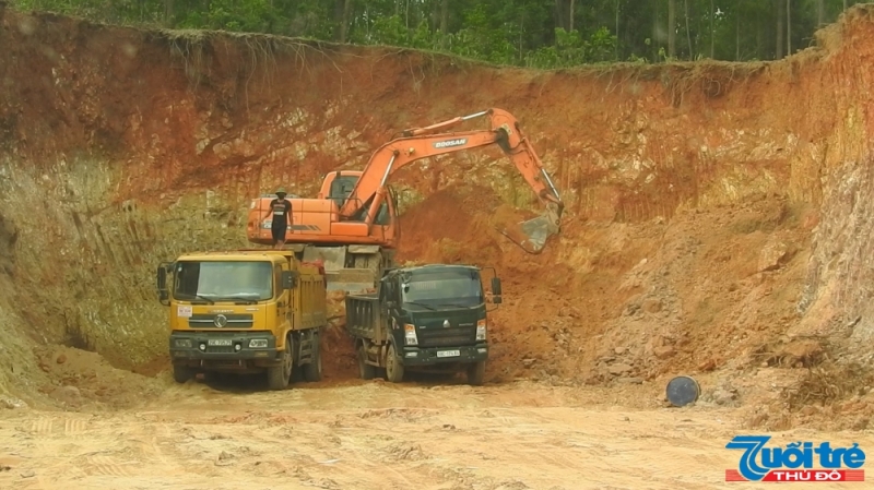 Đất tặc ngang nhiên khai thác giữa ban ngày