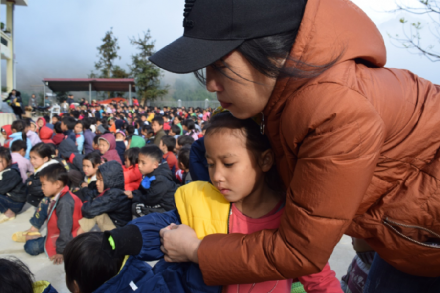 Hoàng Su Phì – Hà Giang: 700 em học sinh được mặc áo ấm đến trường