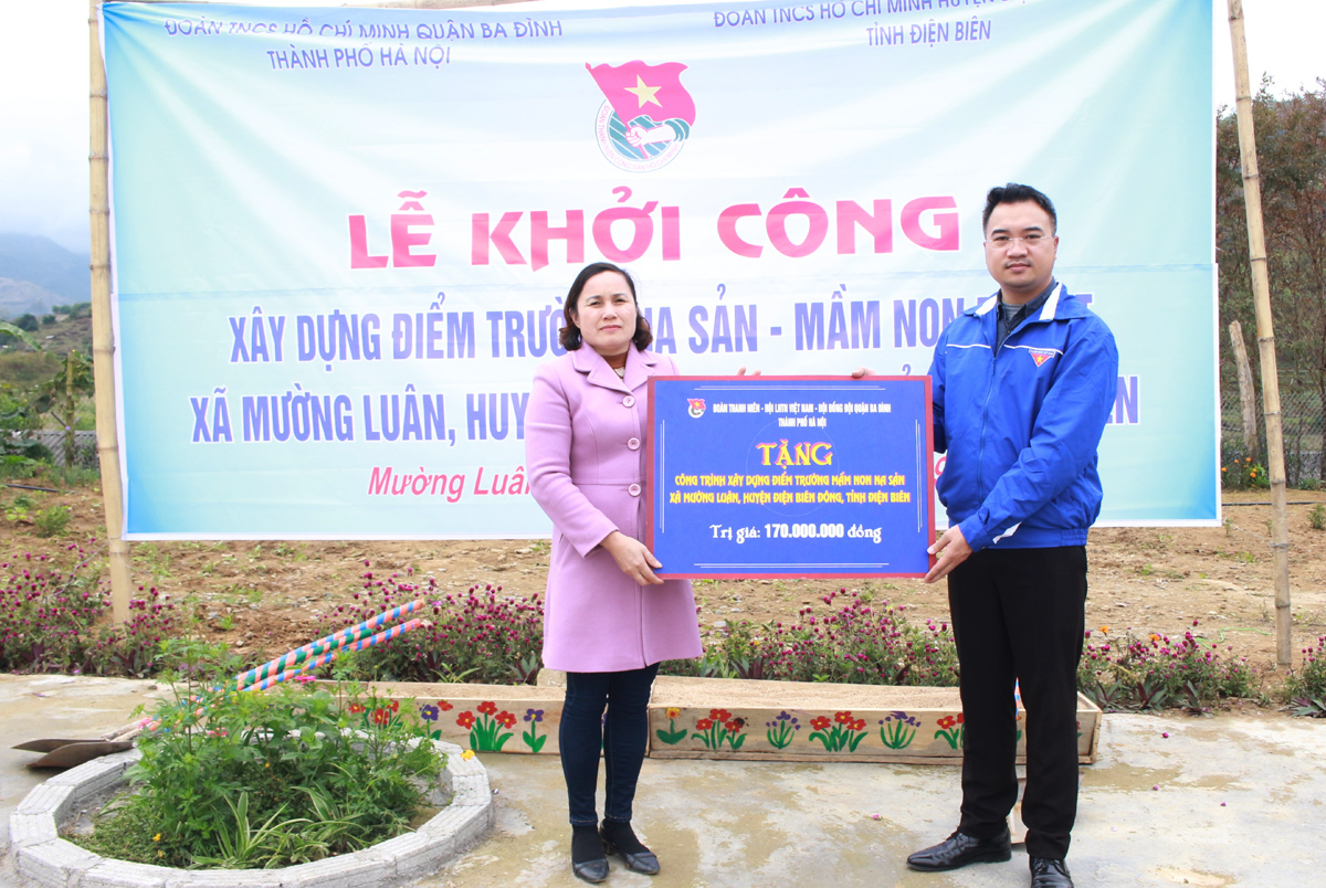 Đồng chí Bí thư Quận đoàn Ba Đình trao tặng biển biểu trưng xây dựng 2 phòng học trị giá 170 triệu đồng tại điểm trường Na Sản, mầm non Pá Vạt