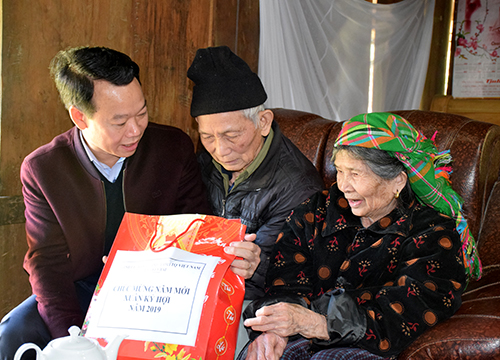 Chủ tịch UBND tỉnh Yên Bái thăm và chúc Tết các gia đình có hoàn cảnh khó khăn