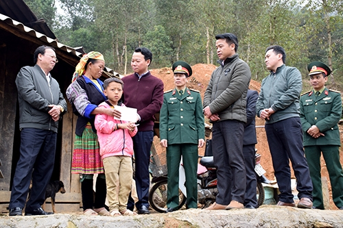 Chủ tịch UBND tỉnh Yên Bái - Đỗ Đức Duy thăm và tặng quà cho các gia đình có hoàn cảnh khó khăn tại huyện Mù Cang Chải. Ảnh CTTĐT Yên Bái