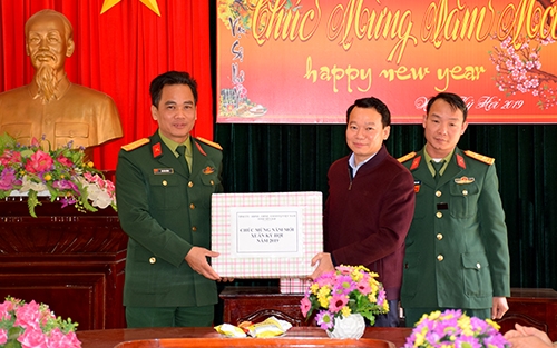Chủ tịch UBND tỉnh Yên Bái trao quà cho Ban Chỉ huy quân sự huyện, Công an huyện Mù Cang Chải. Ảnh CTTĐT Yên Bái
