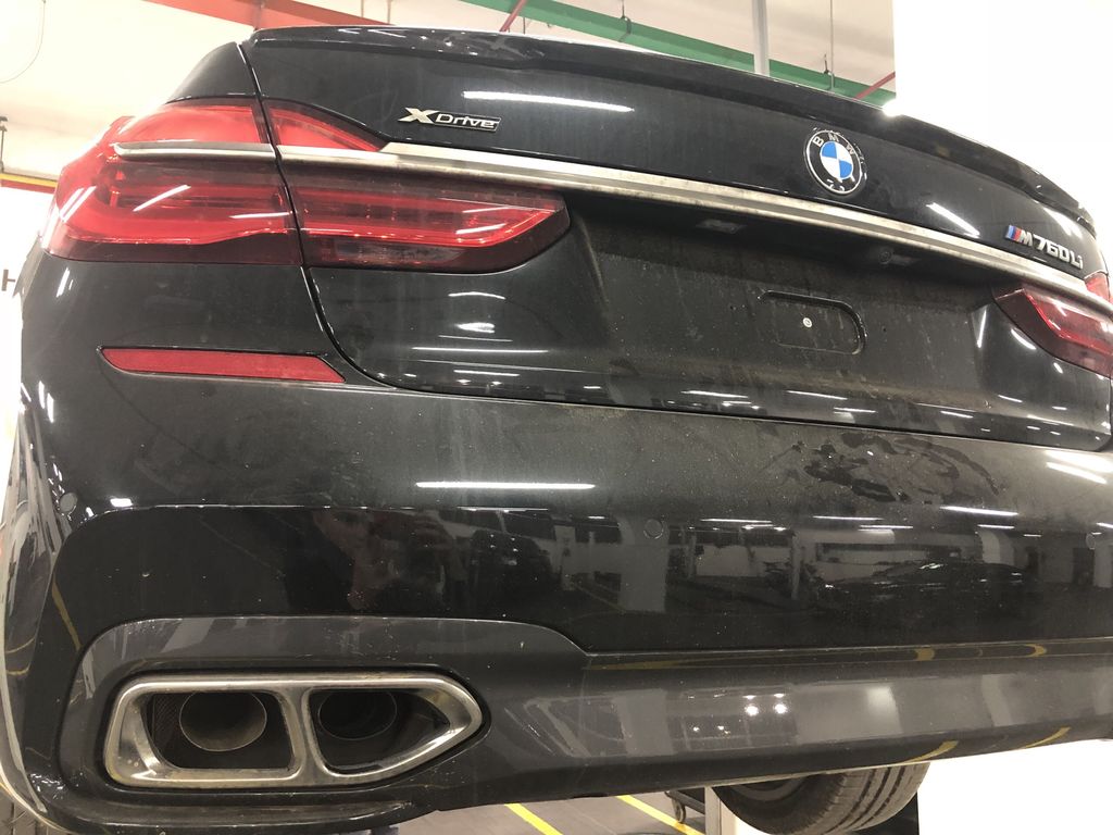 và logo xDrive được hãng đặt gọn gàng bên hông xe