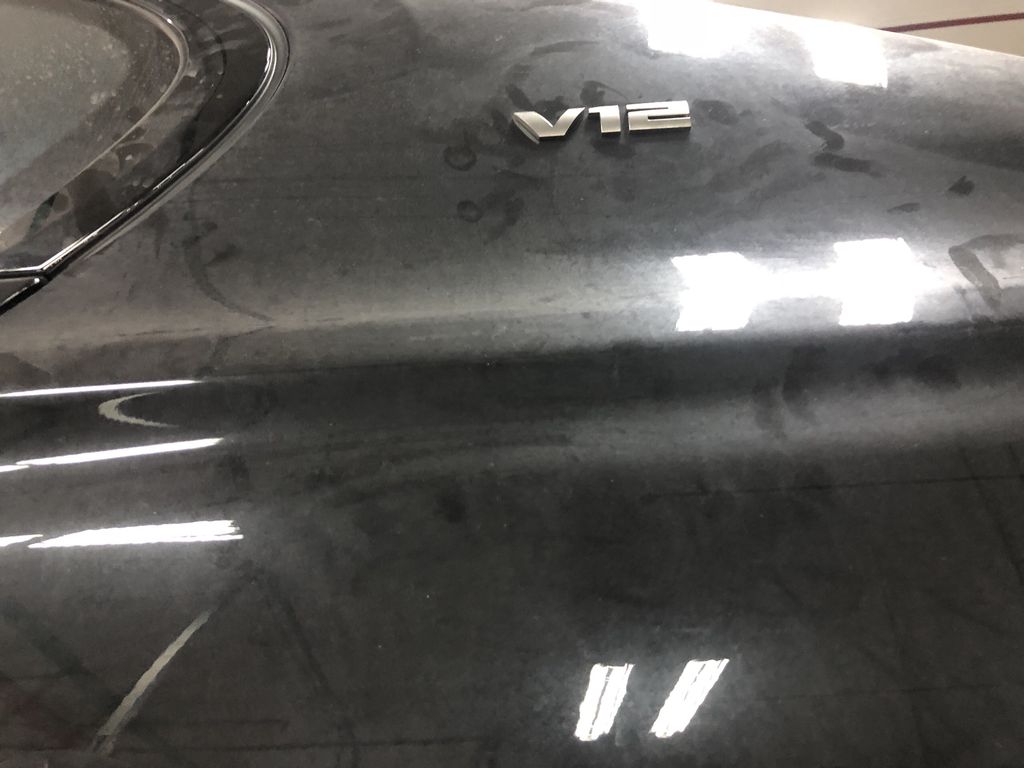 Biểu tượng V12 trên trục C nhấn mạnh đến khối động cơ hiệu suất cao của xe