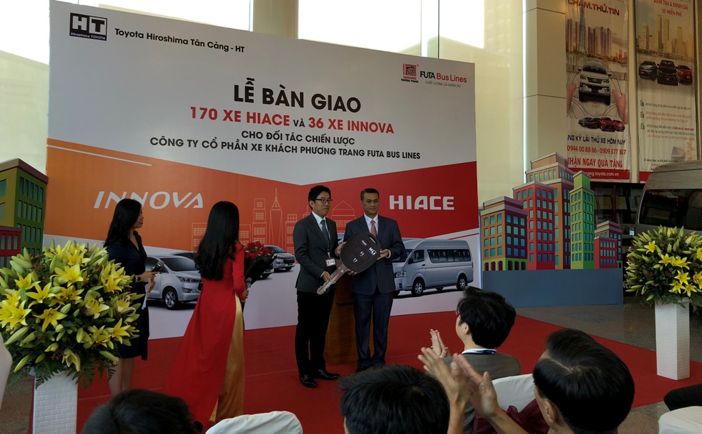 Toyota bàn giao gần 200 xe Hiace cho Cty CP xe khách Phương Trang - FUTA Bus Lines