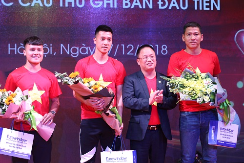 Tổng giám đốc Eurowindow trao thưởng cho các cầu thủ Việt Nam ngay sau khi vô địch AFF Cup 2018