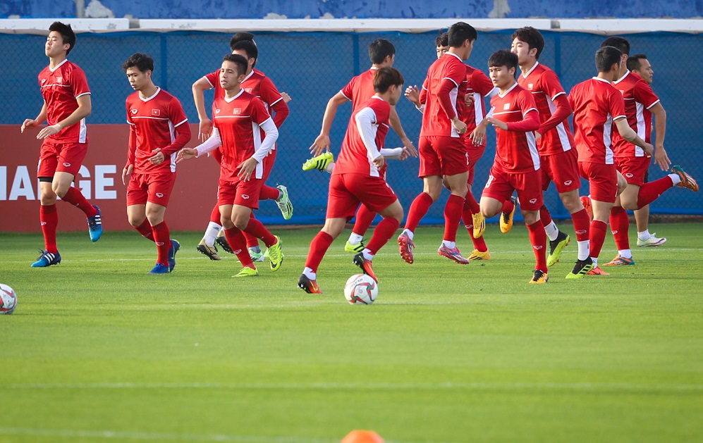 Các cầu thủ Việt Nam tập luyện khẩn trương trên sân Humaid Al Tayer ở Dubai (UAE)