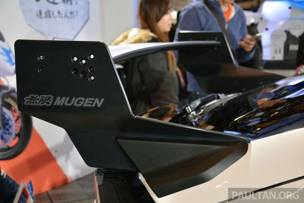 Cánh lưới gió cỡ lớn đóng logo Mugen được sơn đen nhám cực ngầu