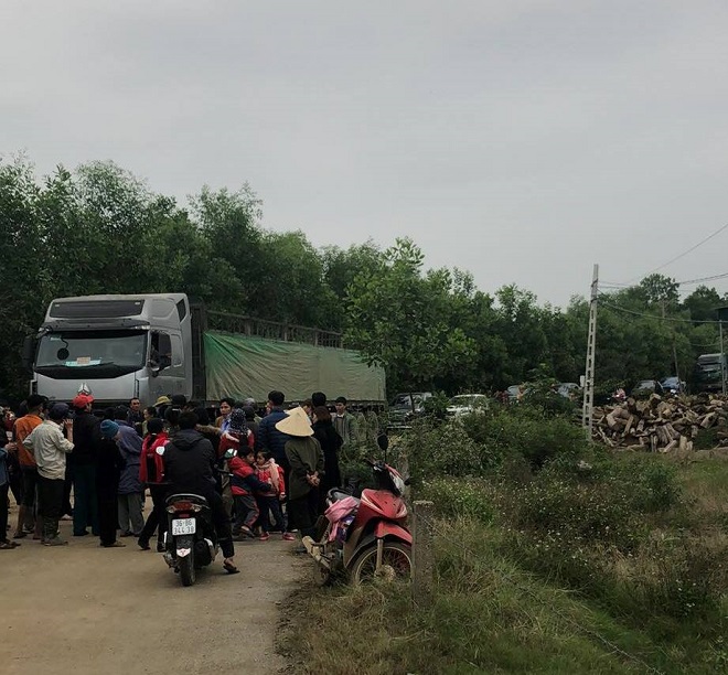 Thanh Hóa: Người dân lại tiếp tục chặn xe vào nhà máy Nam Việt