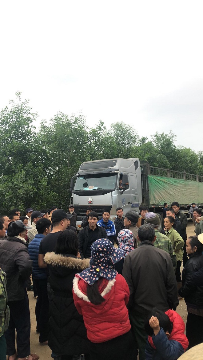 Hiện chính quyền huyện Triệu Sơn vẫn chưa thuyết phục được người dân xã Vân Sơn không chặn đoàn xe vào nhà máy luyện kim của nhà máy Nam Việt.