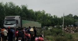 Thanh Hóa: Người dân lại tiếp tục chặn xe vào nhà máy Nam Việt