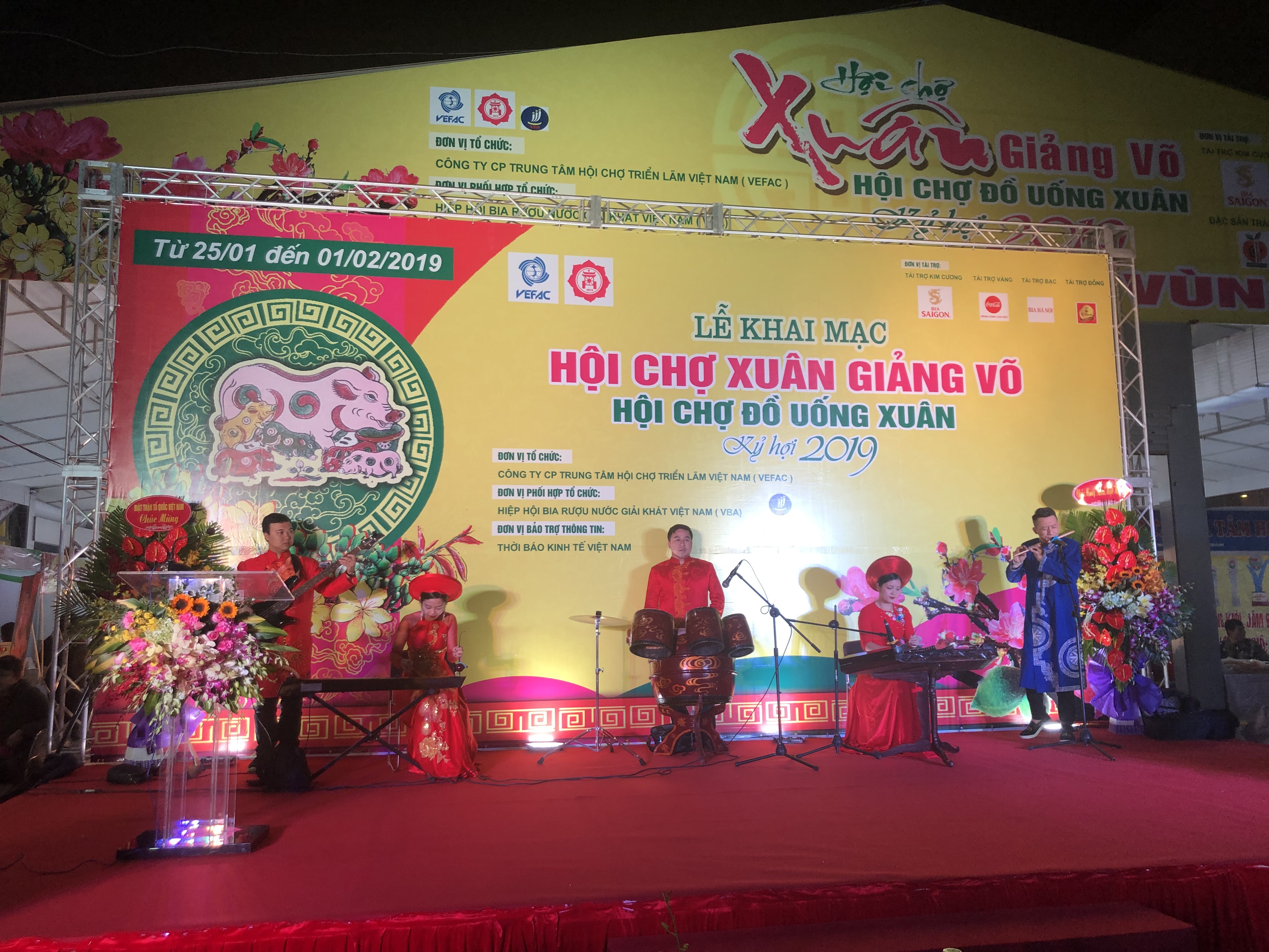 Hội chợ Xuân Giảng Võ thu hút đông đảo khách tham quan