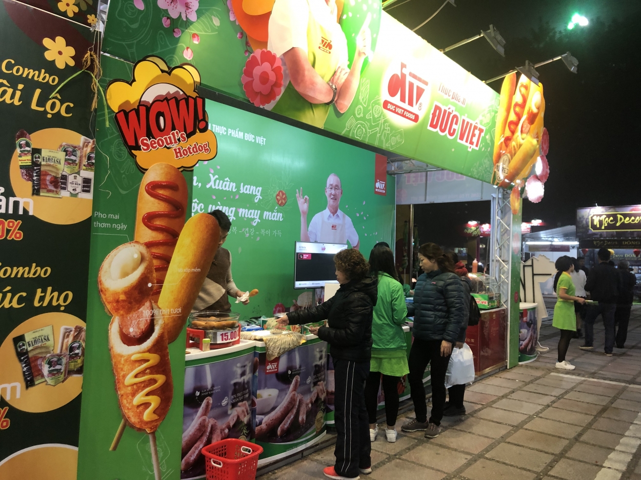 Hội chợ thu hút hàng nghìn lượt khách tới tham quan, mua sắm.