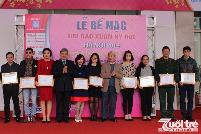 Đại diện báo Tuổi trẻ Thủ đô (thứ 5 từ trái sang) nhận giấy khen có Bài báo hay viết về Hà Nội