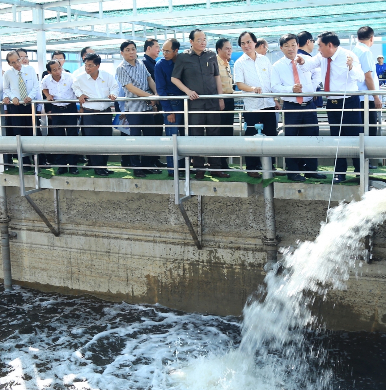 Các lãnh đạo và quan khách tham quan nhà máy xử lý nước thải vi sinh bằng công nghệ cao.