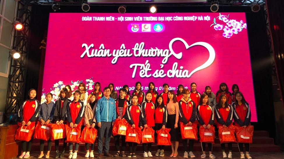 Tặng quà 386 sinh viên có hoàn cảnh khó khăn