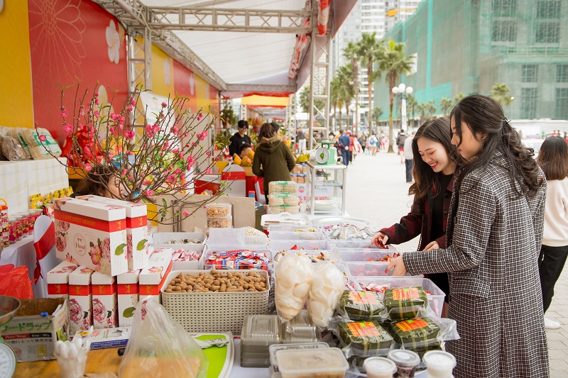 Đặc sản địa phương và các mặt hàng bánh kẹo, thực phẩm Tết đa dạng thu hút khách hàng