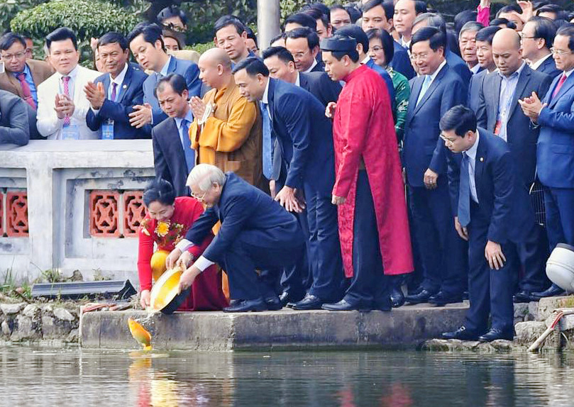 Tổng Bí thư, Chủ tịch nước Nguyễn Phú Trọng thả cá chép truyền thống