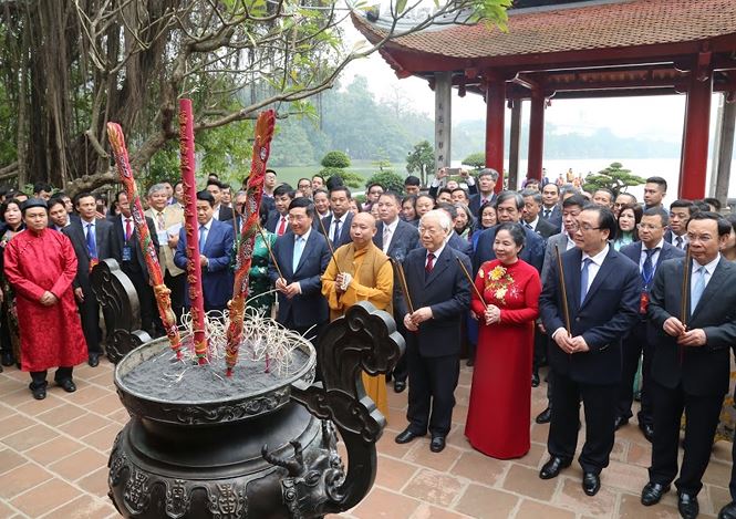 Tổng Bí thư, Chủ tịch nước Nguyễn Phú Trọng cùng phu nhân và các lãnh đạo thành phố Hà Nội, Bộ trưởng Ngoại giao dâng hương tại đền Ngọc Sơn. Ảnh: Quang Vinh