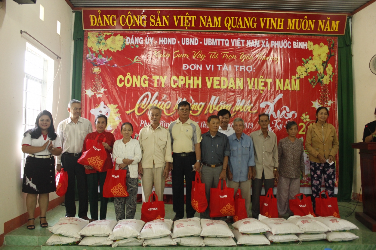 Bà Nguyễn Thu Thủy - đại diện Vedan trao quà tết cho bà con xã Phước Bình, huyện Long Thành