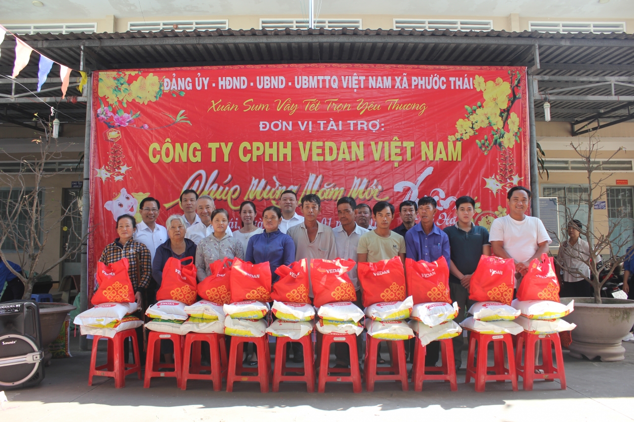 Ông Tsai Ping Hsuan – Phó giám đốc Văn phòng Tổng giám đốc (người đứng giữa) trao quà Tết cho bà con xã Phước Thái, huyện Long Thành.
