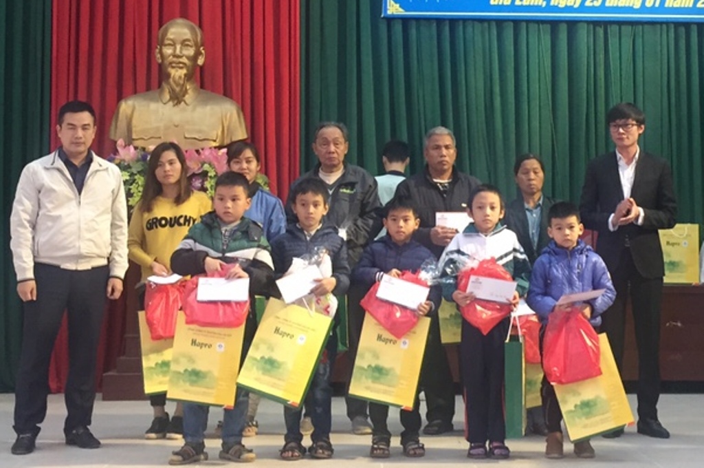 Huyện đoàn Gia Lâm tặng quà trẻ em có hoàn cảnh khó khăn