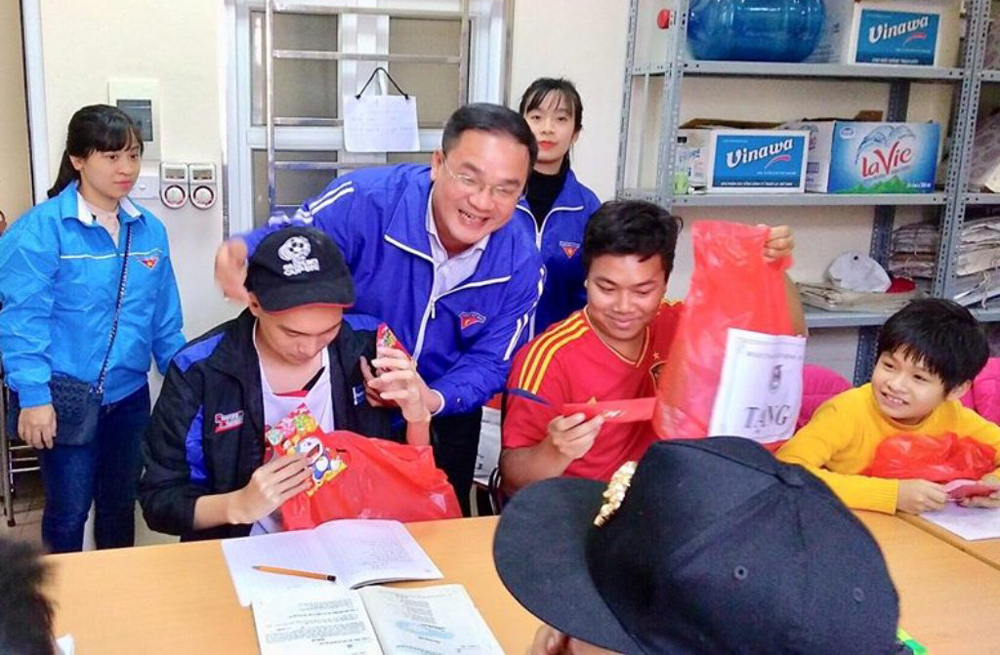 Bí thư Thành đoàn Hà Nội thăm, tặng quà trẻ em có hoàn cảnh khó khăn