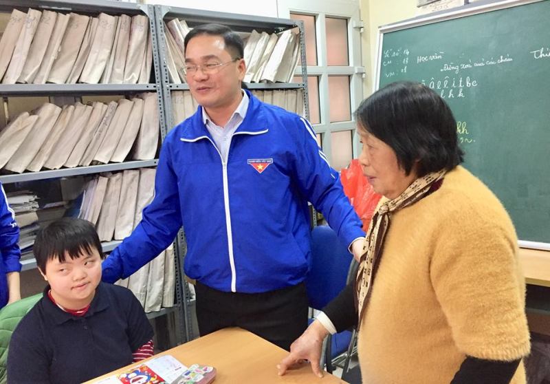 Đồng chí Nguyễn Ngọc Việt đã ân cần hỏi thăm, động viên tinh thần bà giáo Côi và các học trò