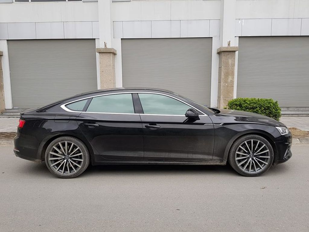 Đúng với tên gọi Sportback, phần trụ C của A5 được vát thẳng xuống dưới cốp tạo cảm giác thể thao và mạnh mẽ hơn cho xe