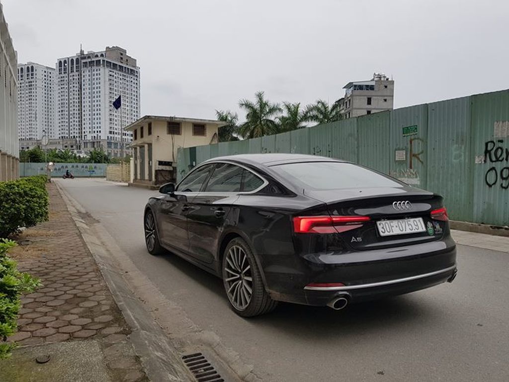 Cụm ống xả đôi gọn gàng ở hai bên hông cùng cặp đèn hậu dạng Led hình chữ