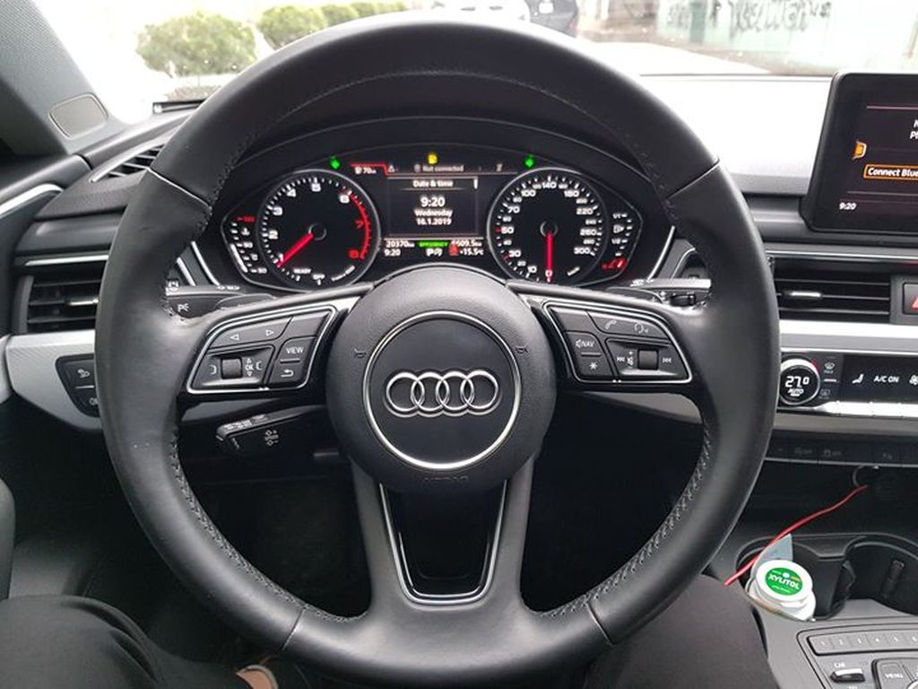 Vô-lăng bọc da 3 chấu với thiết kế mới của Audi, đằng sau vẫn là bảng đồng hồ dạng Analog kết hợp màn hình điện tử TFT