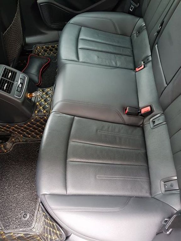 Ghế da đã có dấu hiệu bị nhăn đôi chút và bóng lên sau thời gian sử dụng