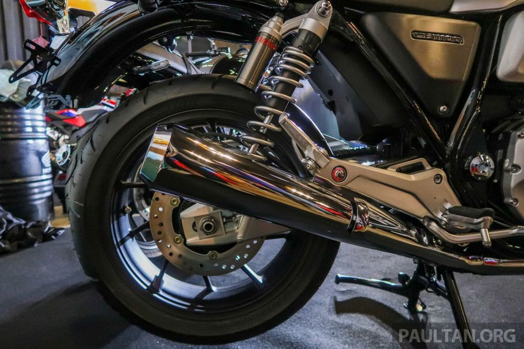 Ống xả đơn mạ chrome sáng bóng. Tuy nhiên, nhiều người cho rằng ống xả đơn trên CB1000RS 2019 nhìn hơi
