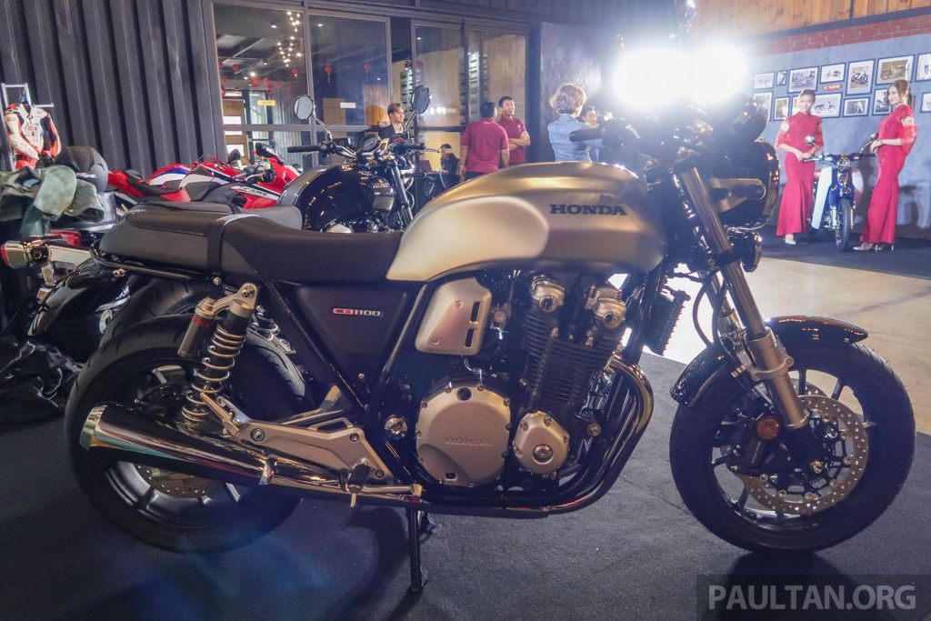 Ở phía sau, đuôi xe Honda CB110RS 2019 có thiết kế rất đơn giản chỉ với chắn bùn, đèn phanh và đèn xinhan sau được gắn ở khung phụ đuôi xe