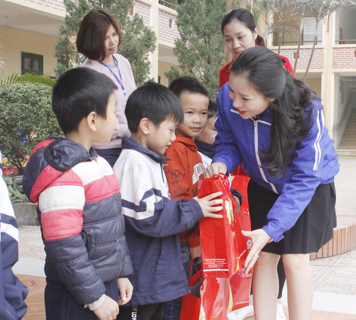 Đồng chí Bùi Lan Phương - UVBTV, Trưởng ban Công tác Thiếu nhi Thành đoàn Hà Nội tặng quà cho các em thiếu nhi